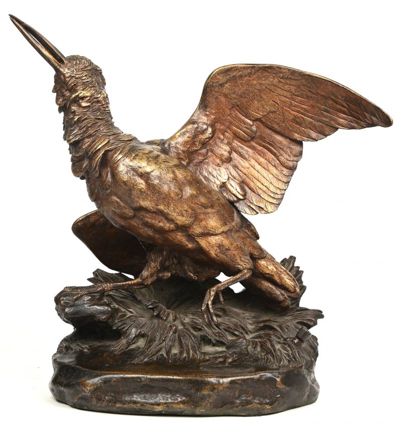 “De houtsnip in de strikval”. Een gepatineerd bronzen beeld. Gesigneerd en met cachet van de ‘Societé des bronzes de Paris. Kleine vervorming aan de bek.