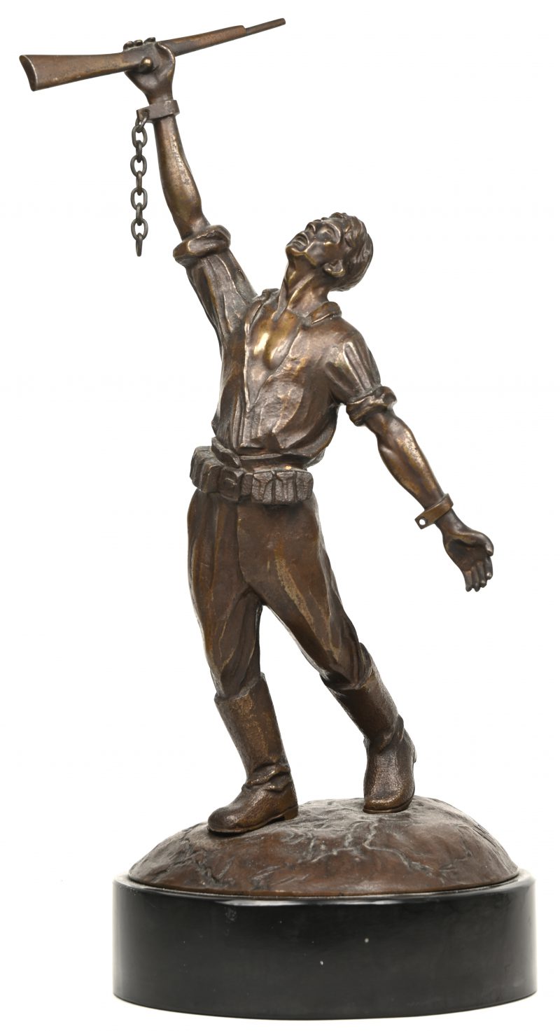 “De krijgsgevangene”. Een bronzen beeld op arduinen sokkel.