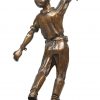 “De krijgsgevangene”. Een bronzen beeld op arduinen sokkel.