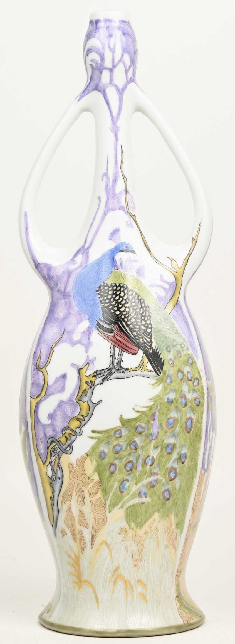Een porseleinen vaas in art nouveaustijl, versierd met een meerkleurig van pauwen. Naar Colenbrander.