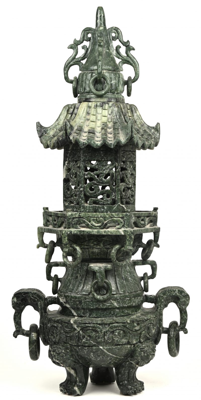 Een pagodevormige wierrookbrander van gesculpteerd jadeiet in twee delen.