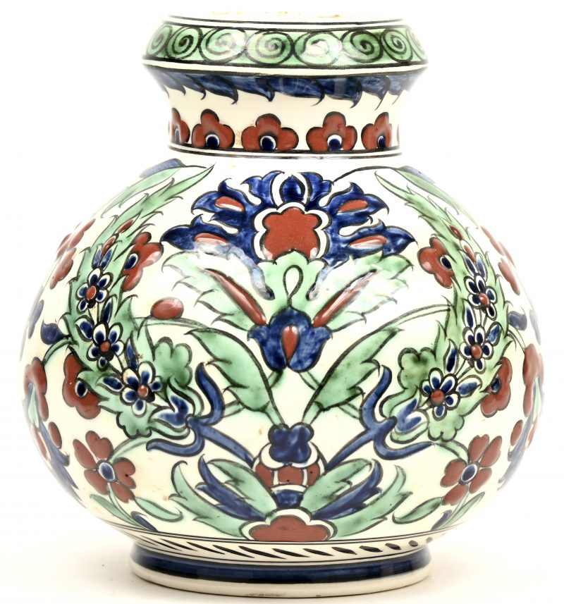 Een klein bol aardewerken vaasje met meerkleurig Perzisch decor. Vorm 1001, decor 69. Initialen F.D. Gemerkt.