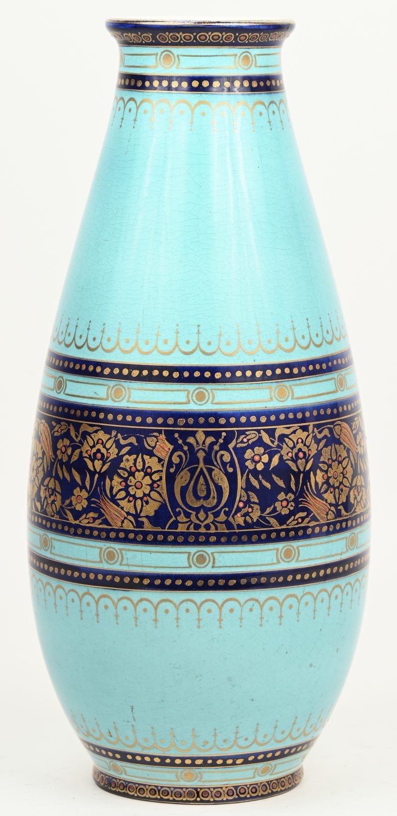 Een aardewerken vaas met verguld bloemendecor in een donkerblauwe fries op lichtblauwe fond. Vorm 805. Decor 567.
