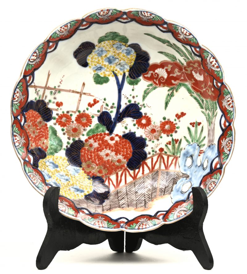 Een grote kom van Chinees porselein met gelobde rand en versierd met een Imari-decor. Gemerkt.