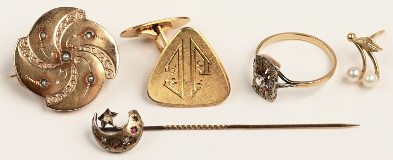 Een lotje 18 karaats geelgoud bestaande uit een broche met pareltjes, een speld, één oorbel met pareltjes, een manchetknoop en een ring.
