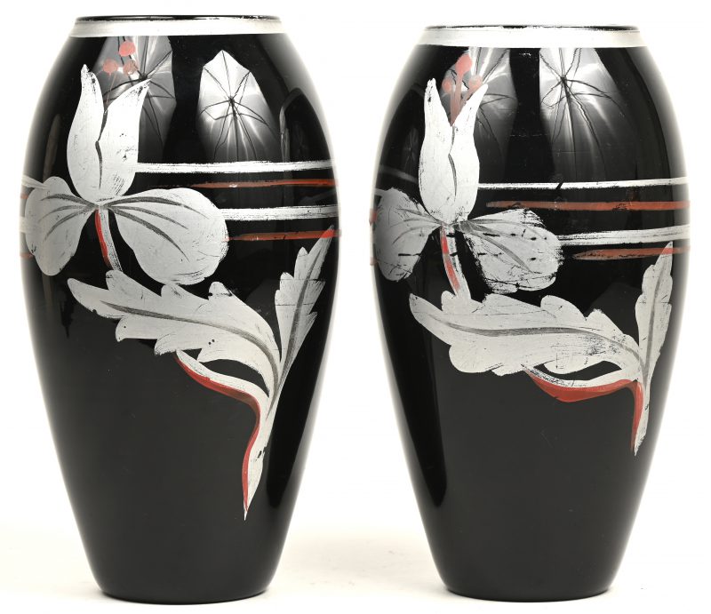 Een paar vazen van Booms glas met een een rood en zilverkleurig decor van lelies.