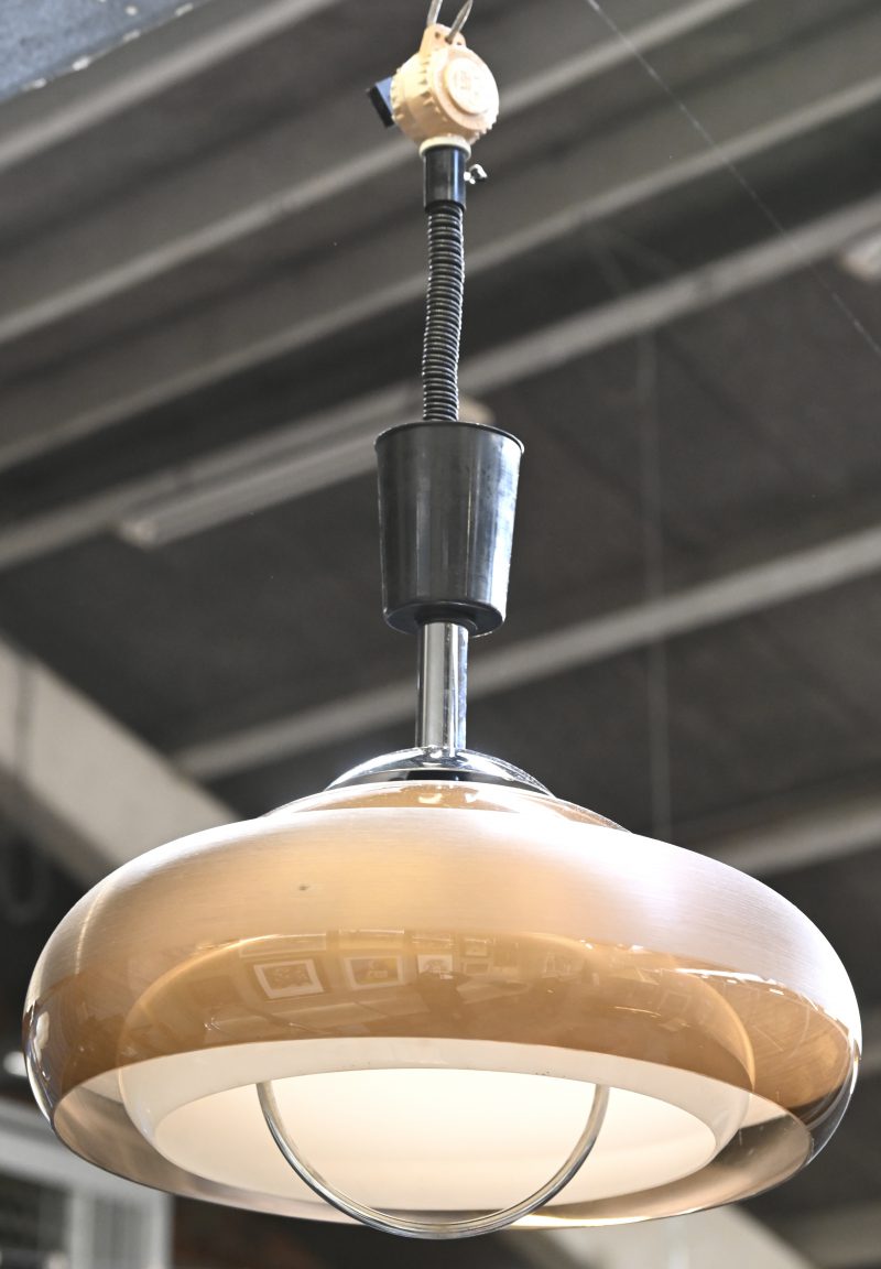 Een vintage rookbruin kunststoffen hanglamp. Jaren ‘70.