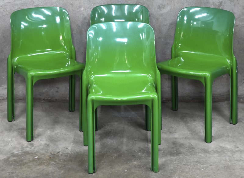 Een reeks van vier groen kunststoffen designstoelen. Model Selene door Vico Magistretti. Gemerkt.