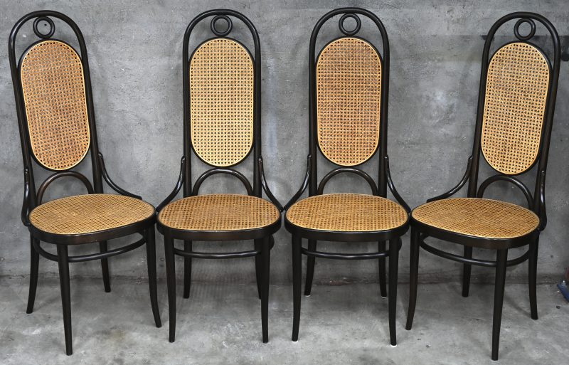 Een set van vier stoelen met hoge rug, model Lange Jan. Gemerkt Thonet 77.