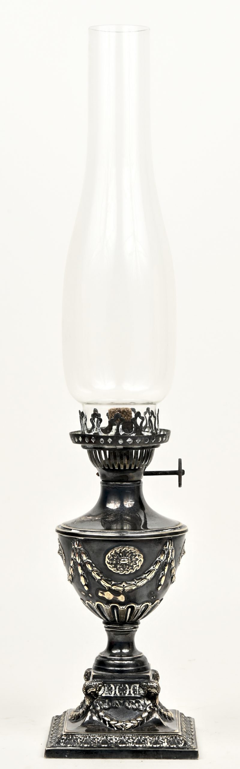 Een verzilverde olielamp met lampglas. Tijdperk Empire.