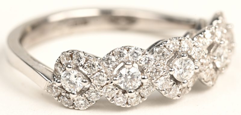 Een 18 K witgouden ring bezet met briljanten een gezamenlijk gewicht van +- 0,67 ct.