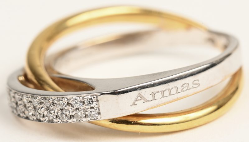 Een 18 K wit en geelgouden ring bezet met briljanten een gezamenlijk gewicht van +- 0,10 ct.