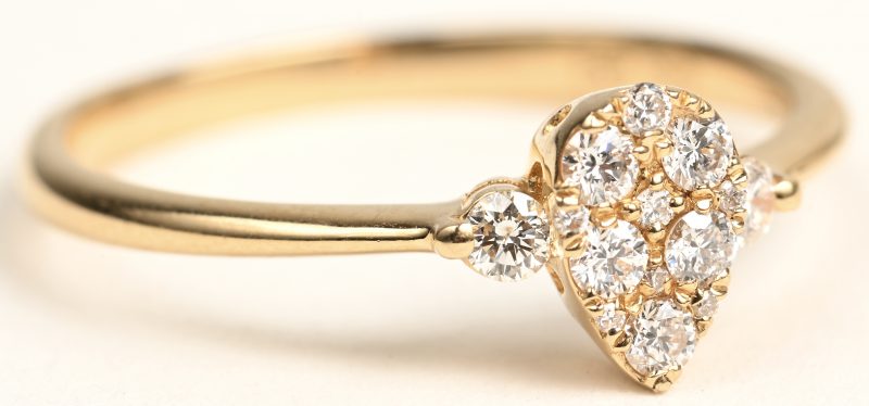 Een 18 K geelgouden ring bezet met briljanten een gezamenlijk gewicht van +- 0,28 ct.