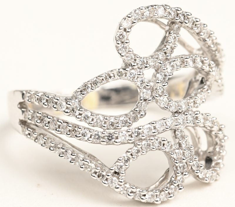 Een 18 K witgouden ring bezet met briljanten met een gezamenlijk gewicht van +- 1,14 ct.