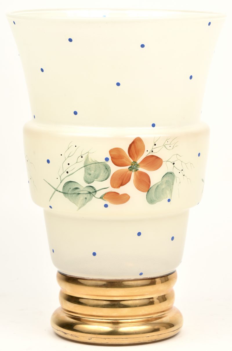 Een glazen vaas met handgeschilderd bloemendecor en vergulde voet.