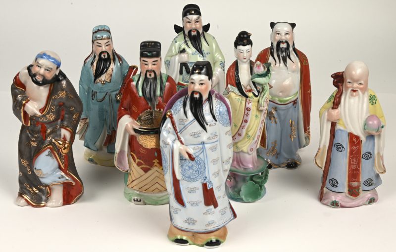 Een lot van acht verschillende figuurtjes van meerkleurig Chinees porselein.
