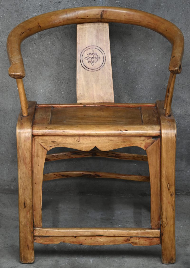 Een  Aziatische houten stoel.