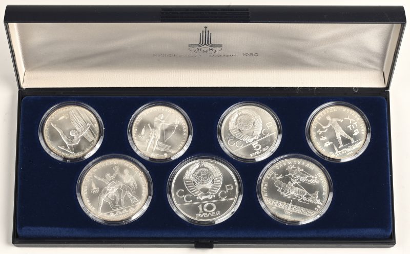 Een reeks zilveren munten: 7 stuks Moskou Olympische spelen 1980, ontworpen in 1977. 5 en 10 roebel 900/1000 zilver. In luxe etui. Mint. Ongeveer 137 g.