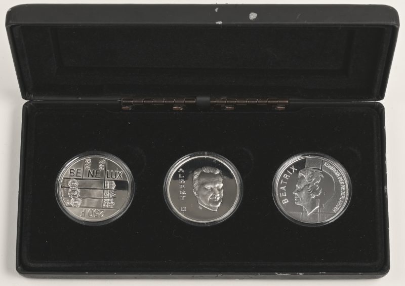 Een reeks van 3 zilveren munten: 50 jaar Benelux. Ed. 1994. 250 BFR en LUF (925/1000), 10 HFL (720/1000). In etui.
