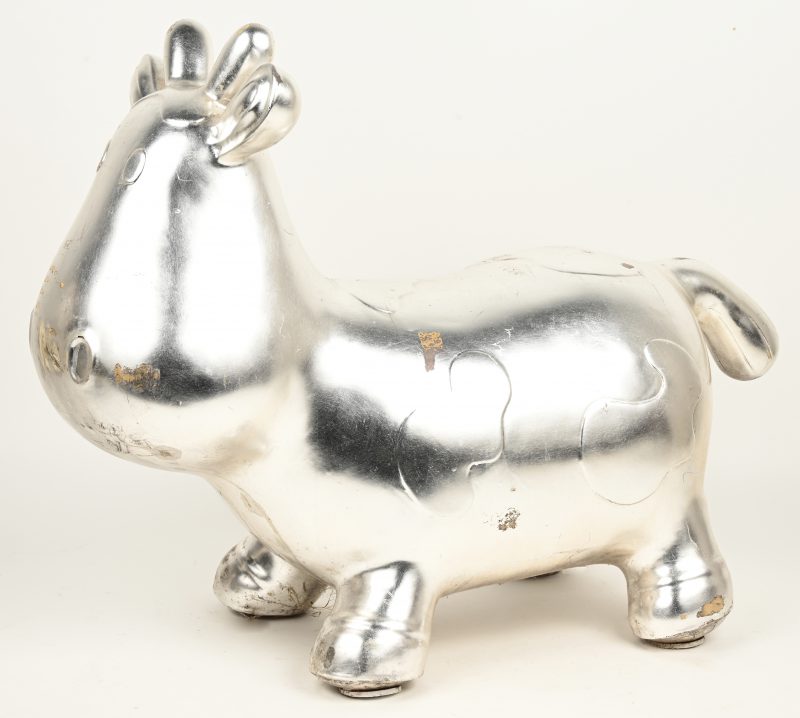 Een zilvergepatineerde metalen (bronzen?) koe. Gebruikssporen aan het patina.