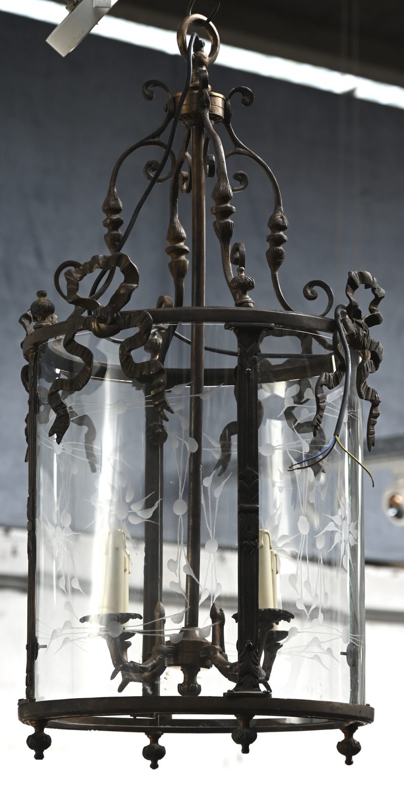 Een bronzen lantaarn in Lodewijk XVI-stijl met gebogen en geslepen glas.
