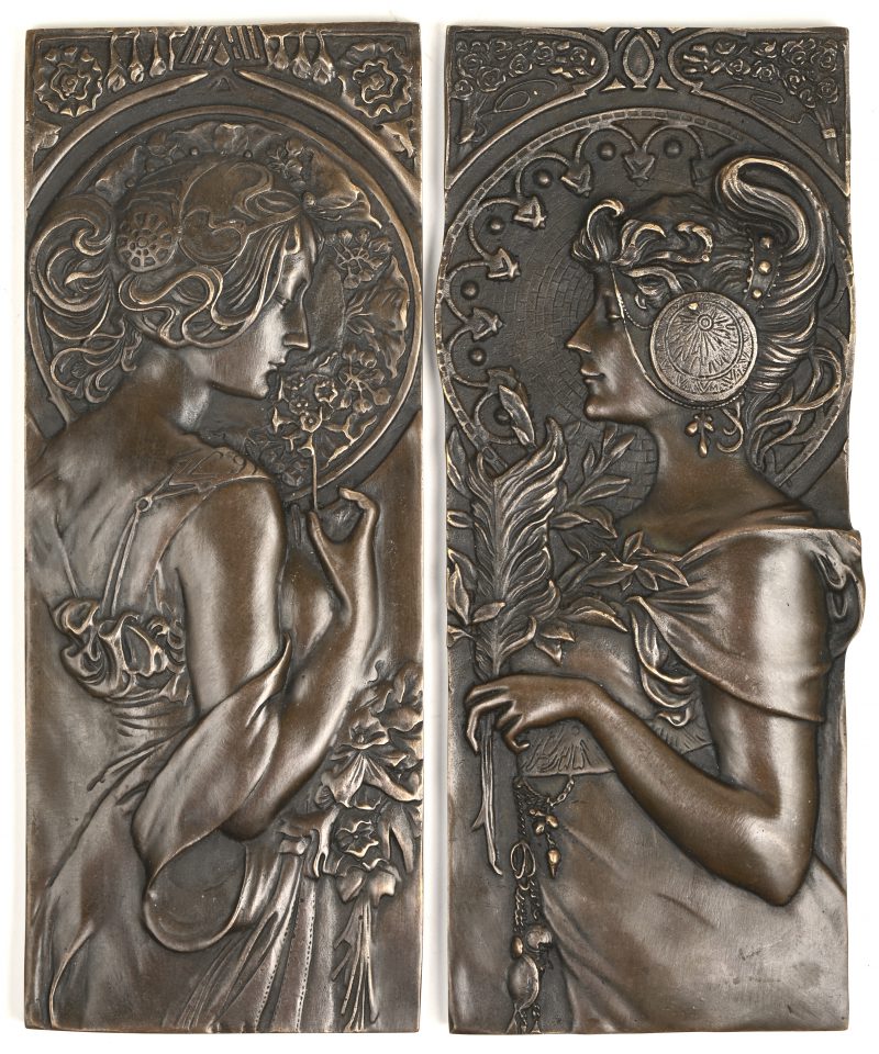 Een paar bronzen plaquettes met art nouveau-voorstelling naar voorbeeld van Alphonse Mucha.