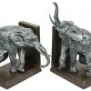 Een paar bronzen boekensteunen met duwende olifanten.
