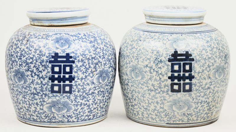 Een paar Chinees porseleinen gemberpotten met een blauw op wit decor met langlevenstekens.