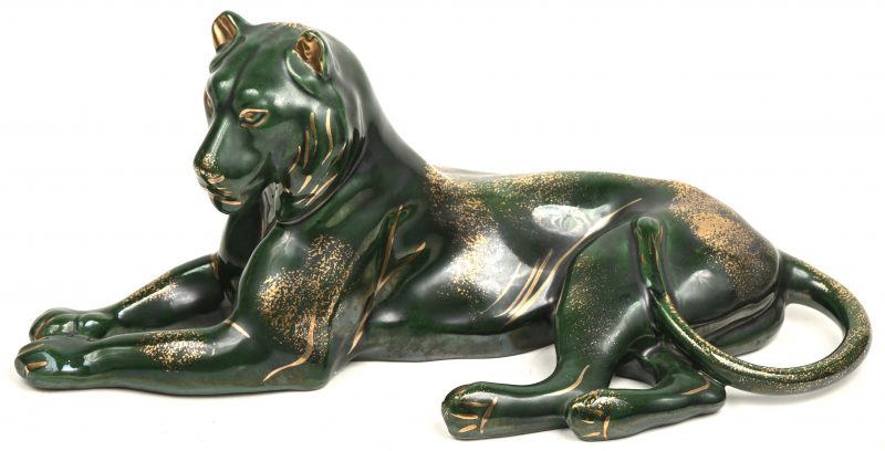 Een liggende tijger van groen geglazuurd aardewerk met vergulde motieven.