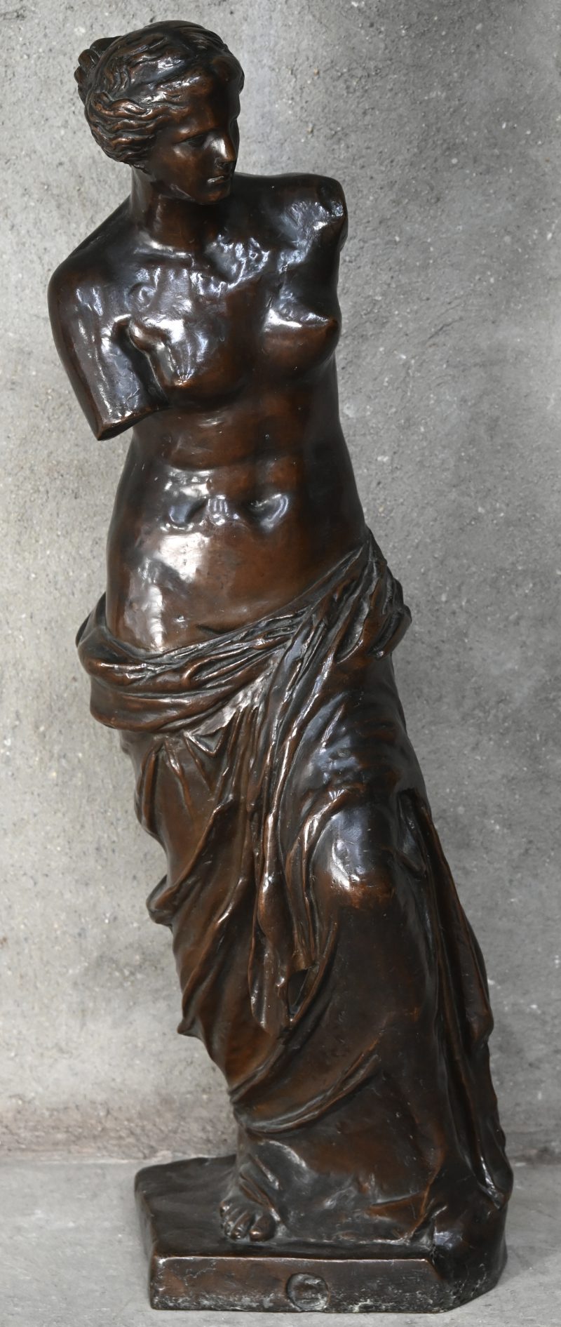 “De Venus van Milo”. Een bruingepatineerd bronzen beeld.