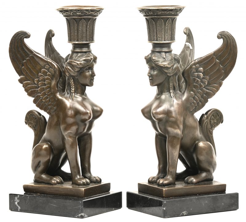 Een paar bronzen kandelaars in de vorm van Griekse Sfinksen op arduinen sokkels.