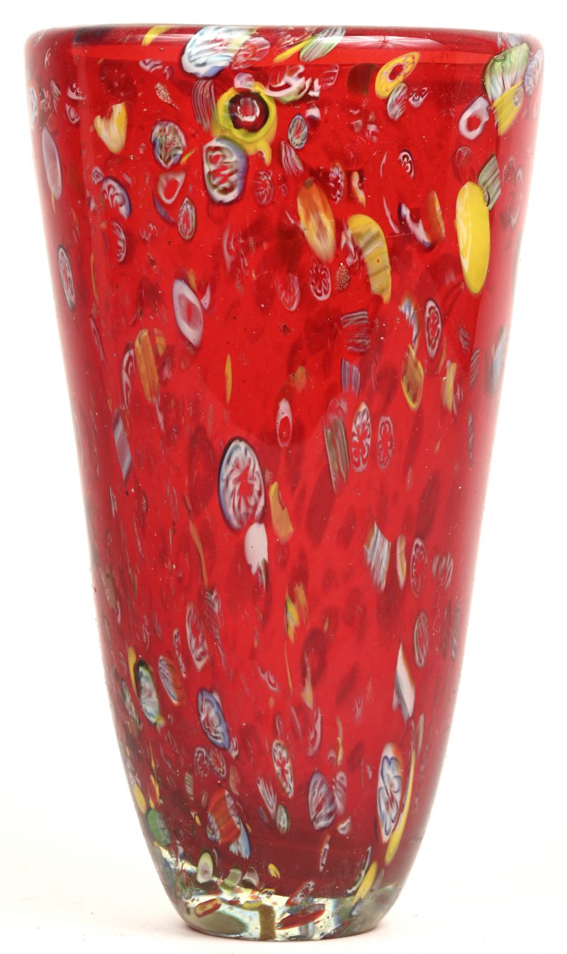 Een vaas van rood Muranoglas met millefioredecor.