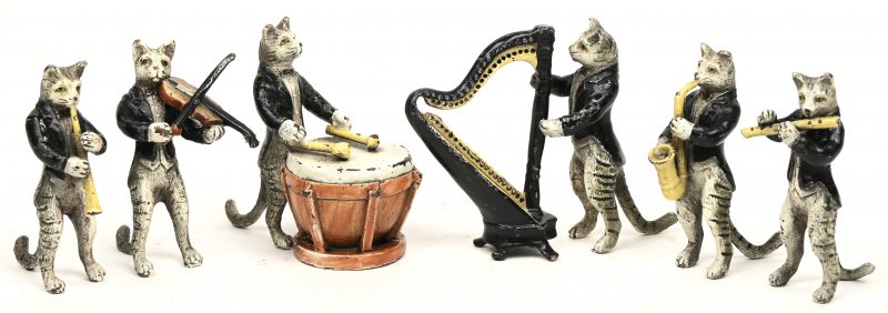 “Kattenorkest”. Zes beeldjes van gepolychromeerd brons.