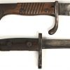 Twee verschillende bajonetten, waarbij één zwaardbajonet van Weyersberg Kirschbaum & Cie., Solingen. De andere met gedeelte van het houten handvat manco.