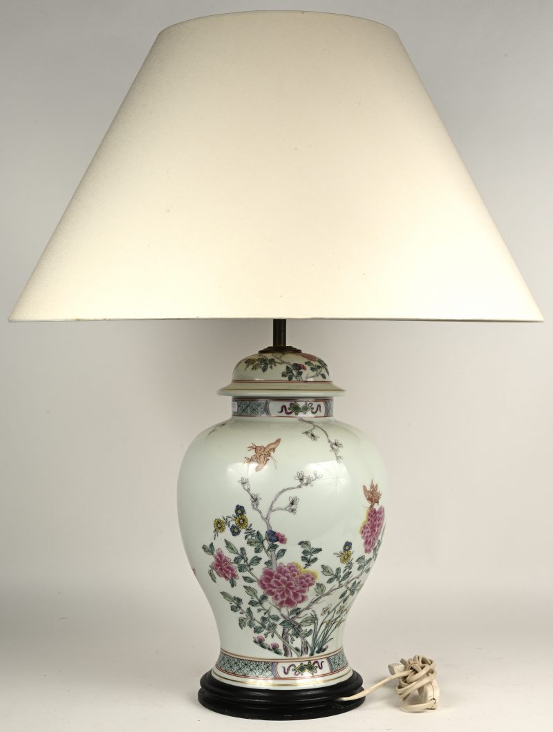 Een dekselvaasvormige lampenvoet van Chinees porselein met een meerkleurig decor van bloemen en vlinders.