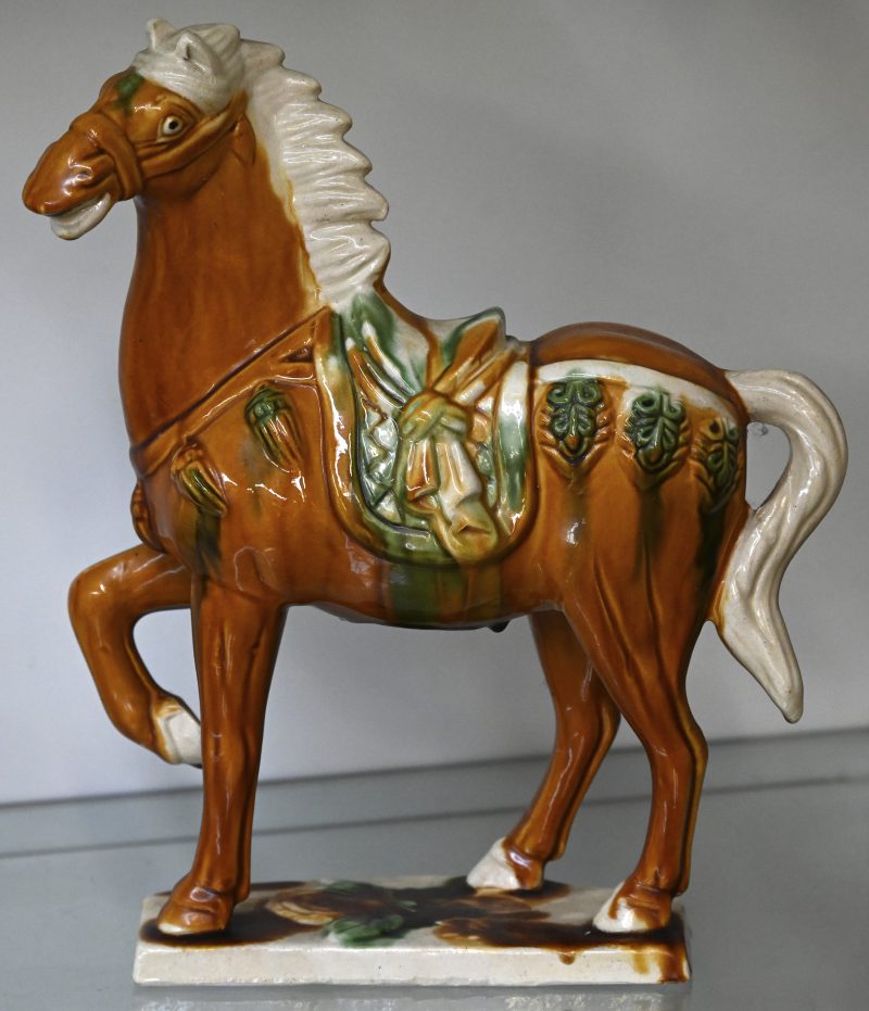 Een geglazuurd aardewerken paard in de geest van de Tang.