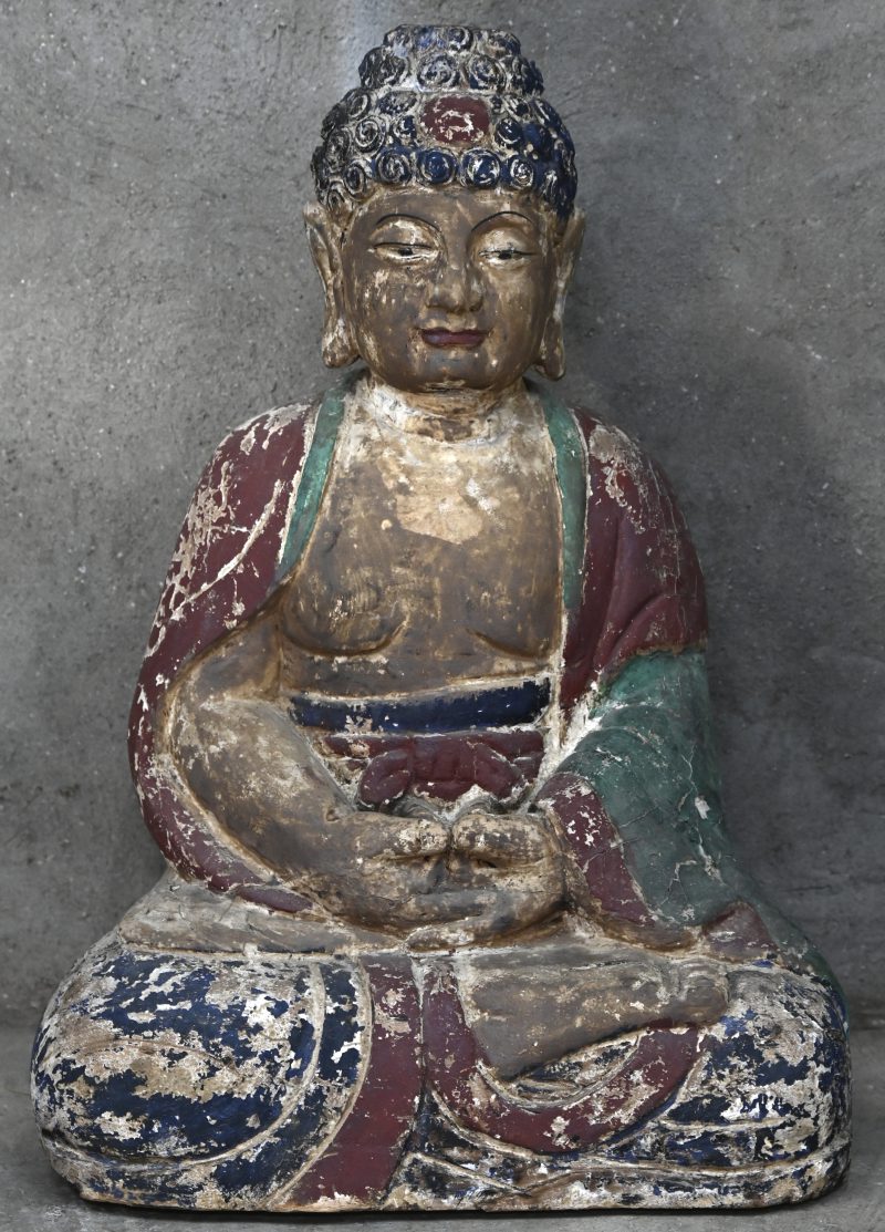 Een antieke zittende Boeddha van gepolychromeerd hout.