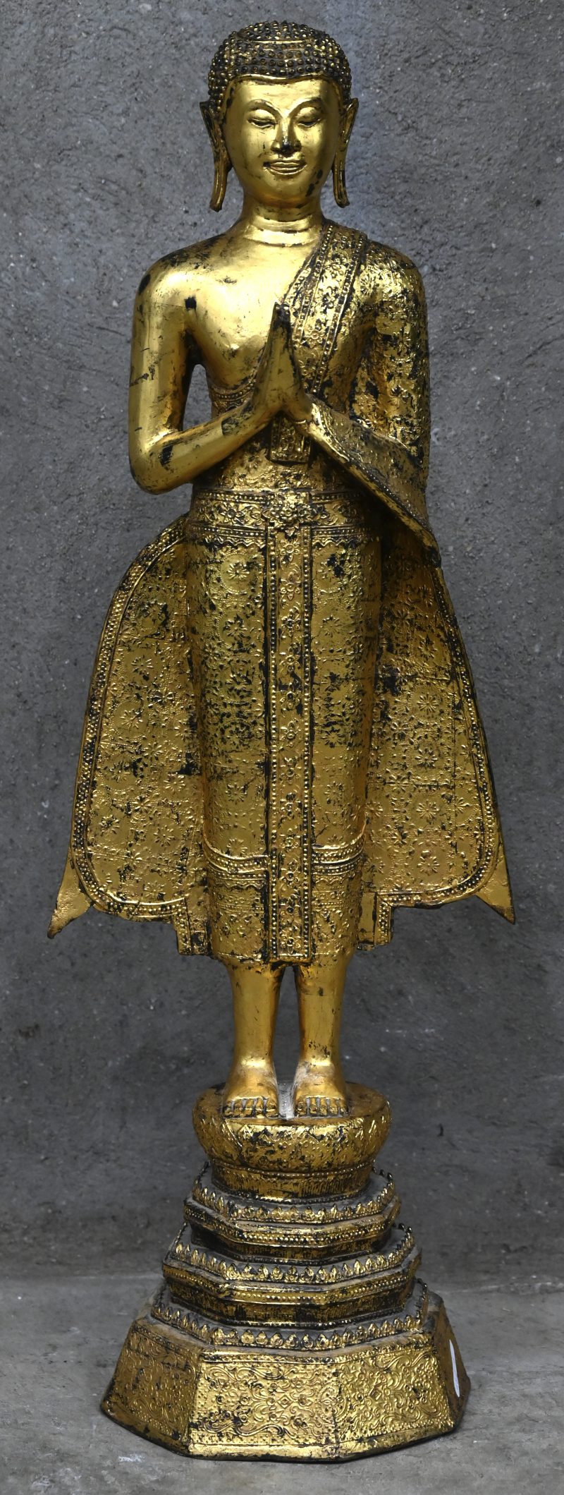 Een staande Thaise Boeddha van verguld brons.