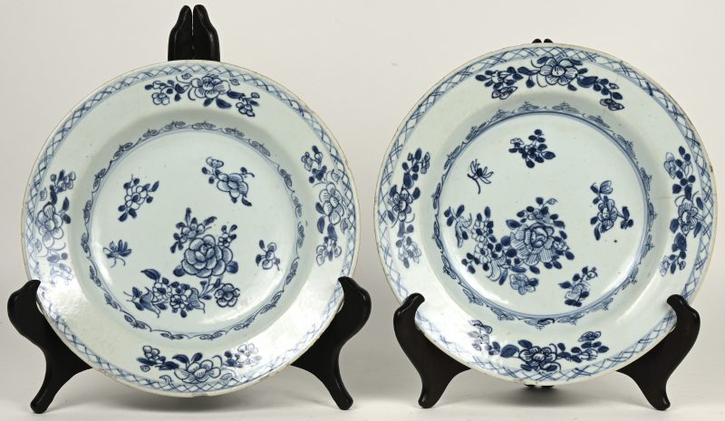 Twee diepe borden van Chinees porselein met een blauw op wit bloemendecor. XVIIIe eeuw.