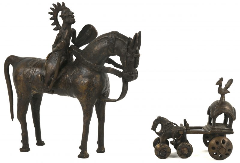 “Krijger te paard”. Een West-Afrikaans bronzen beeldje. We voegen er een klein bronzen koetsje aan toe, eveneens West-Afrikaans.