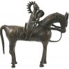 “Krijger te paard”. Een West-Afrikaans bronzen beeldje. We voegen er een klein bronzen koetsje aan toe, eveneens West-Afrikaans.