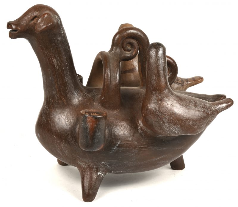 Een merkwaardige aardewerken vaas in de vorm van een dier met twee eenden.