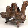 Een merkwaardige aardewerken vaas in de vorm van een dier met twee eenden.