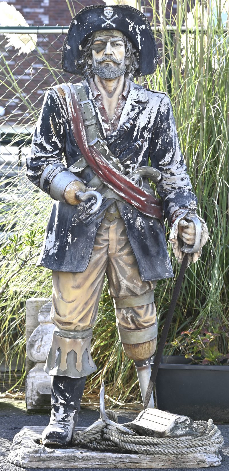 Een gepolychromeerd kunststoffen piratenbeeld, afkomstig van voormalig binnenspeeltuin ‘Pirateneiland’ te Antwerpen.
