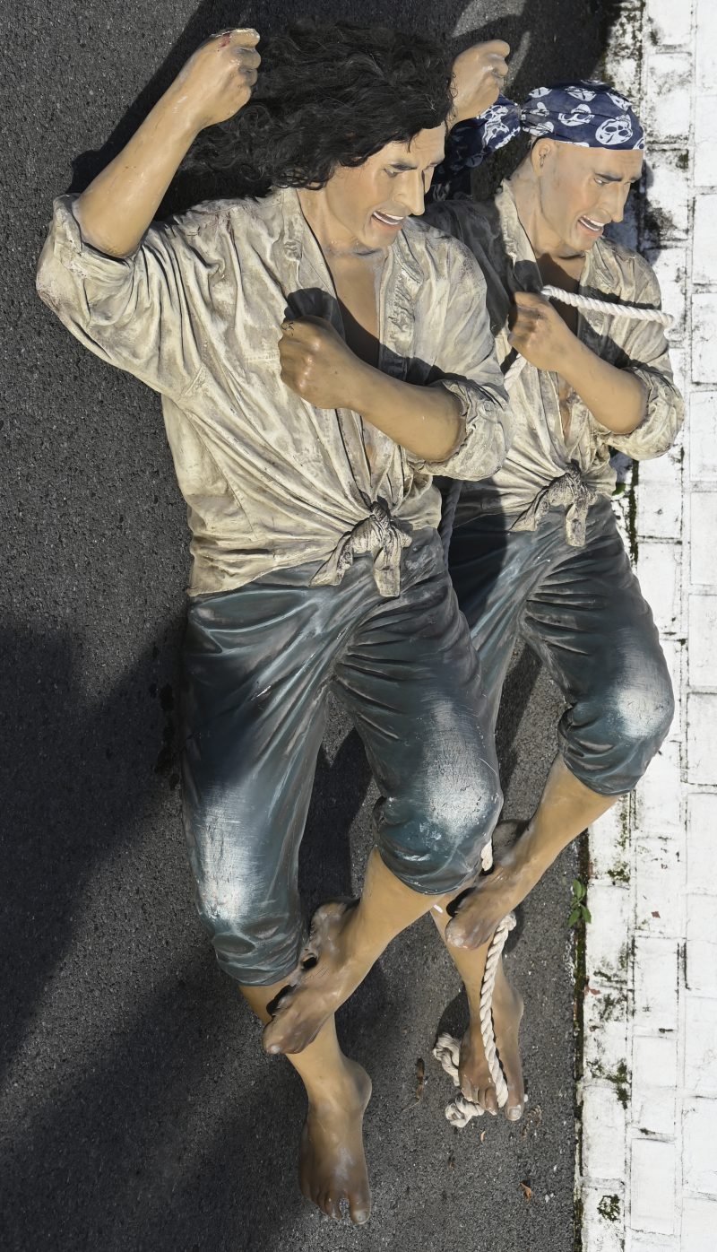 Twee gepolychromeerd kunststoffen piratenbeelden, afkomstig van voormalig binnenspeeltuin ‘Pirateneiland’ te Antwerpen.