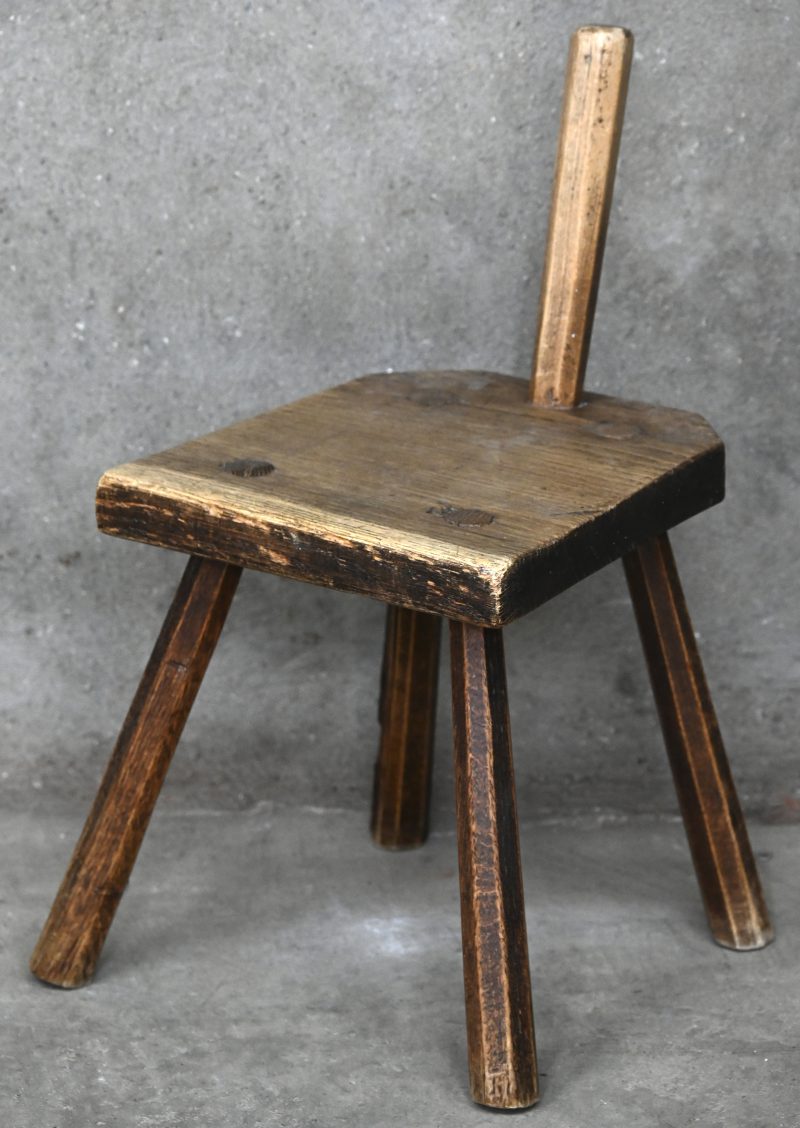 Een klein houten stoeltje.