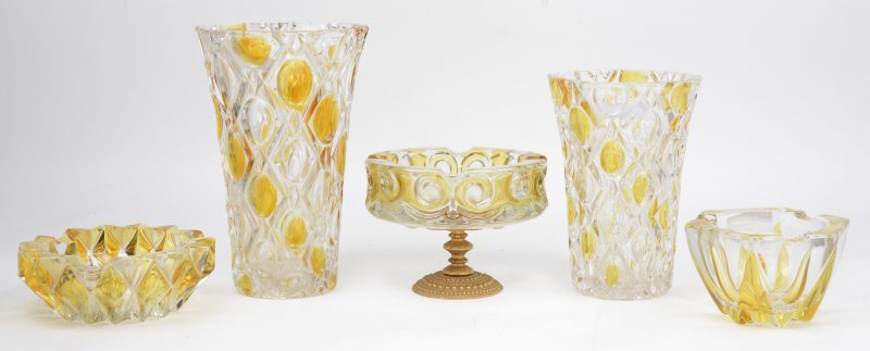 Een lot gegoten glas en kristal met amberkleurige motieven, bestaande uit twee vaasjes en drie verschillende asbakken.