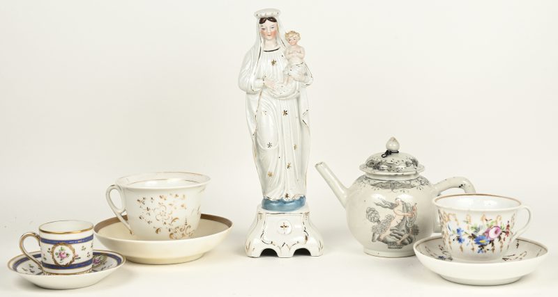 Een lot porselein, bestaande uit een Madonna met kind, een theepotje (deksel gebroken, een gerestaureerd schoteltje en drie kopjes, waarbij twee met schoteltje.