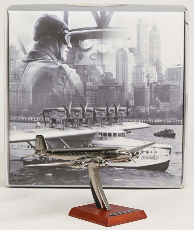 “Focke-Wulf Fw 200 ‘Condor’ - 1937”. Een verzilverd metalen schaalmodel op houten voetje. Schaal 1/200. In origineel doosje. Uit de reeks “Silver Classics”