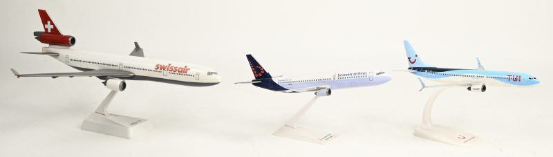 Drie kunststof schaalmodellen:- TUI Boeing 737-800. Met origineel doosje.- Swissair McDonnell Douglas MD-11.- Brussels Airlines B737-400.
